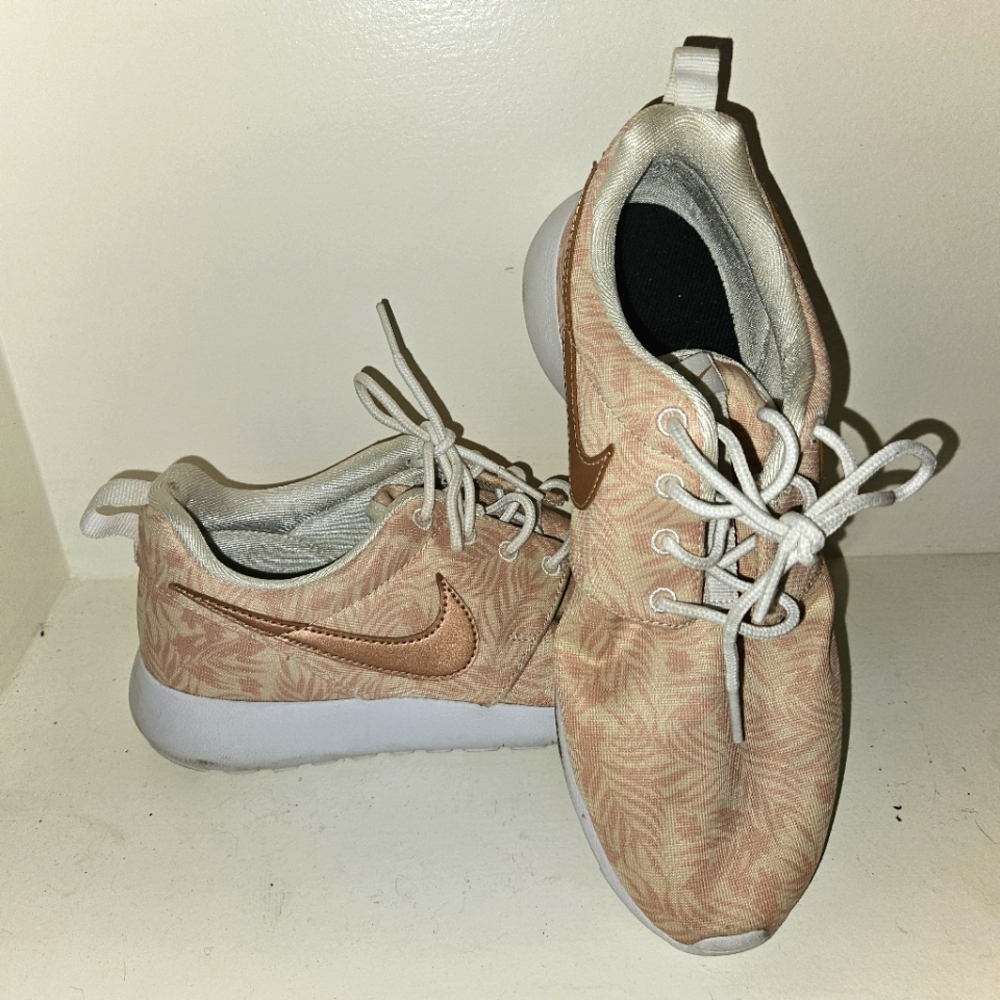 Nike Roshe One Youth Size 6Y Particle Peach Pink Hawaiian Print